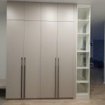 Skapis ar veramām durvīm​