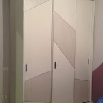 Skapis ar bīdāmām durvīm​