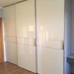 Skapis ar bīdāmām durvīm​